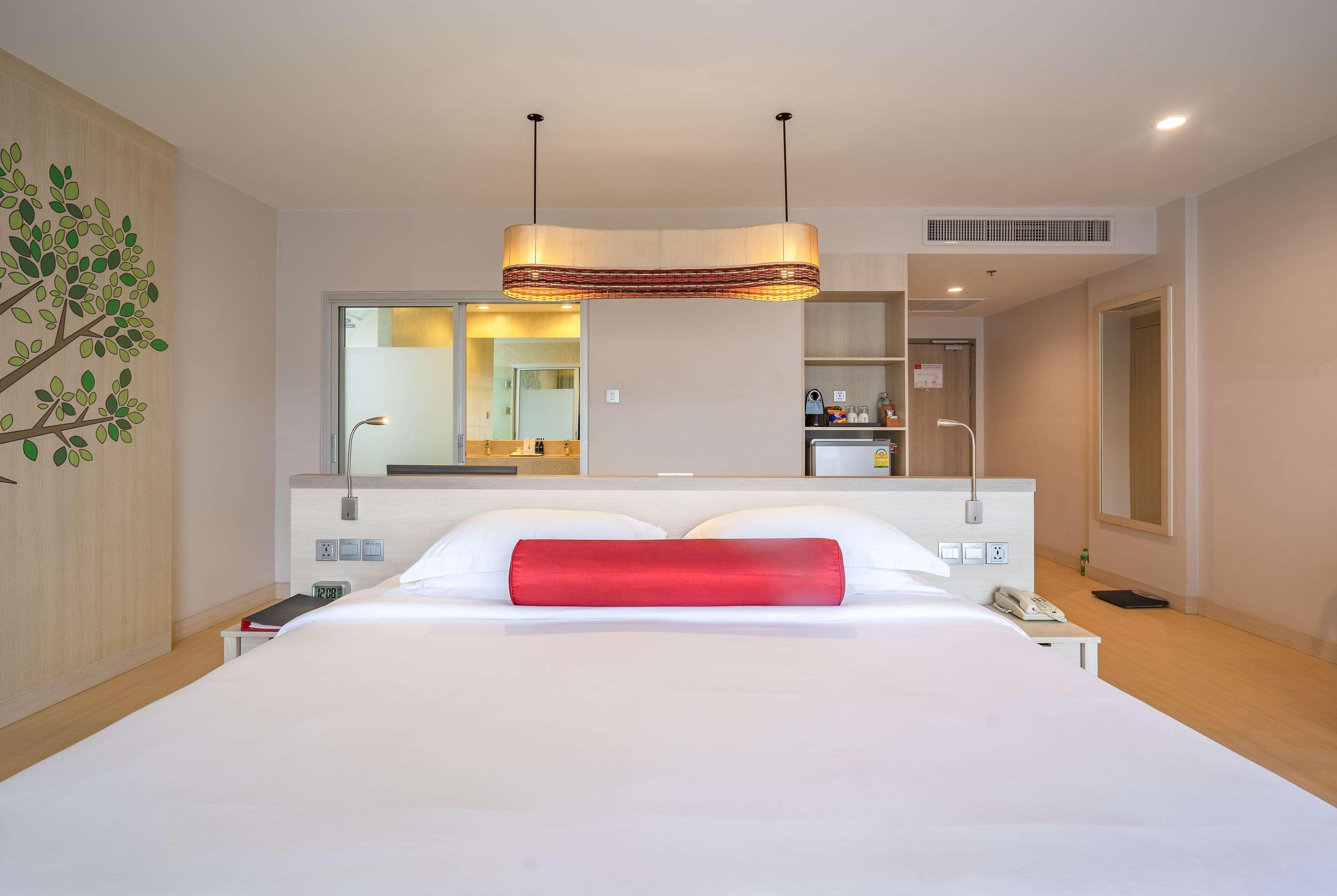 Ramada By Wyndham Phuket Deevana Patong Extérieur photo