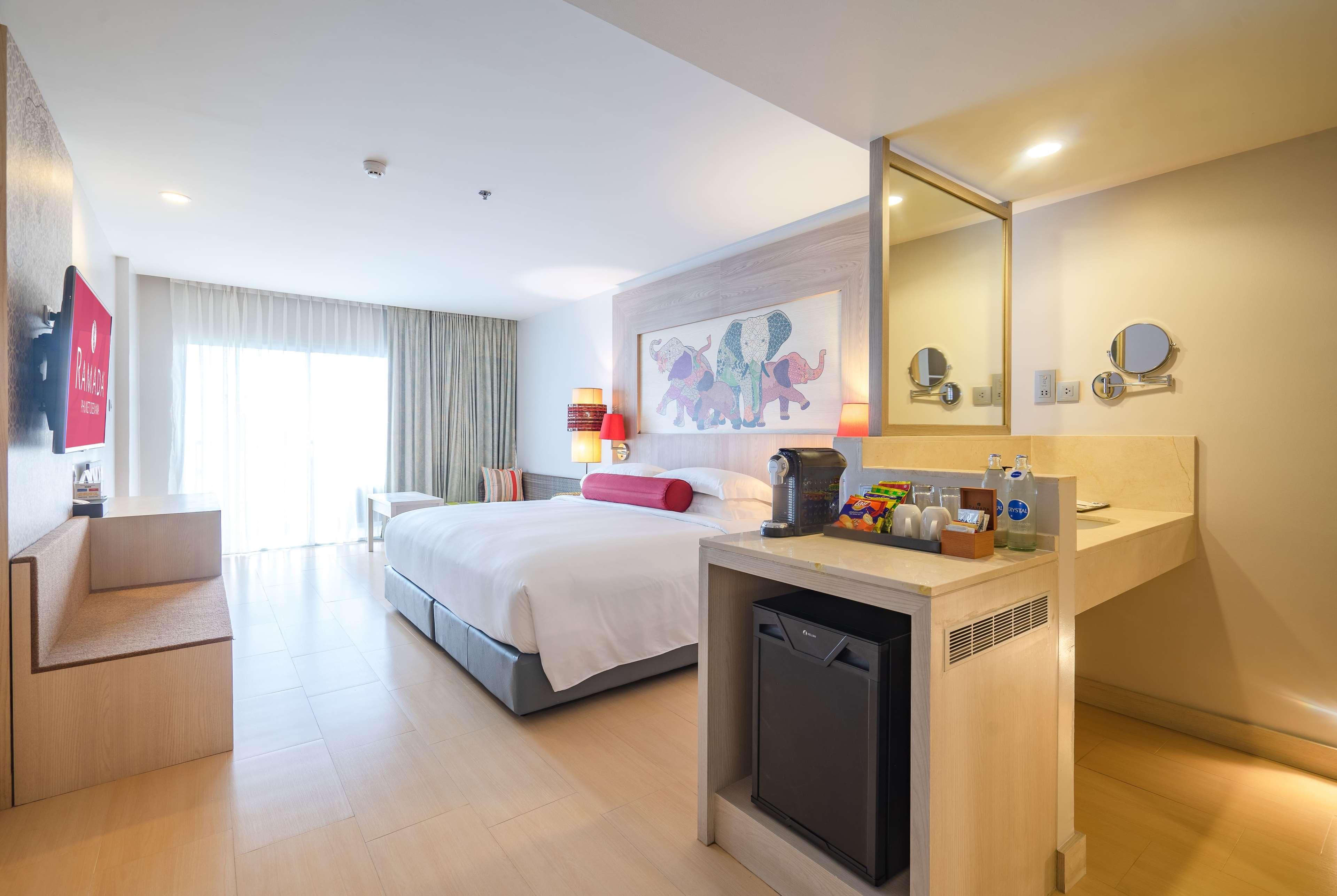 Ramada By Wyndham Phuket Deevana Patong Extérieur photo