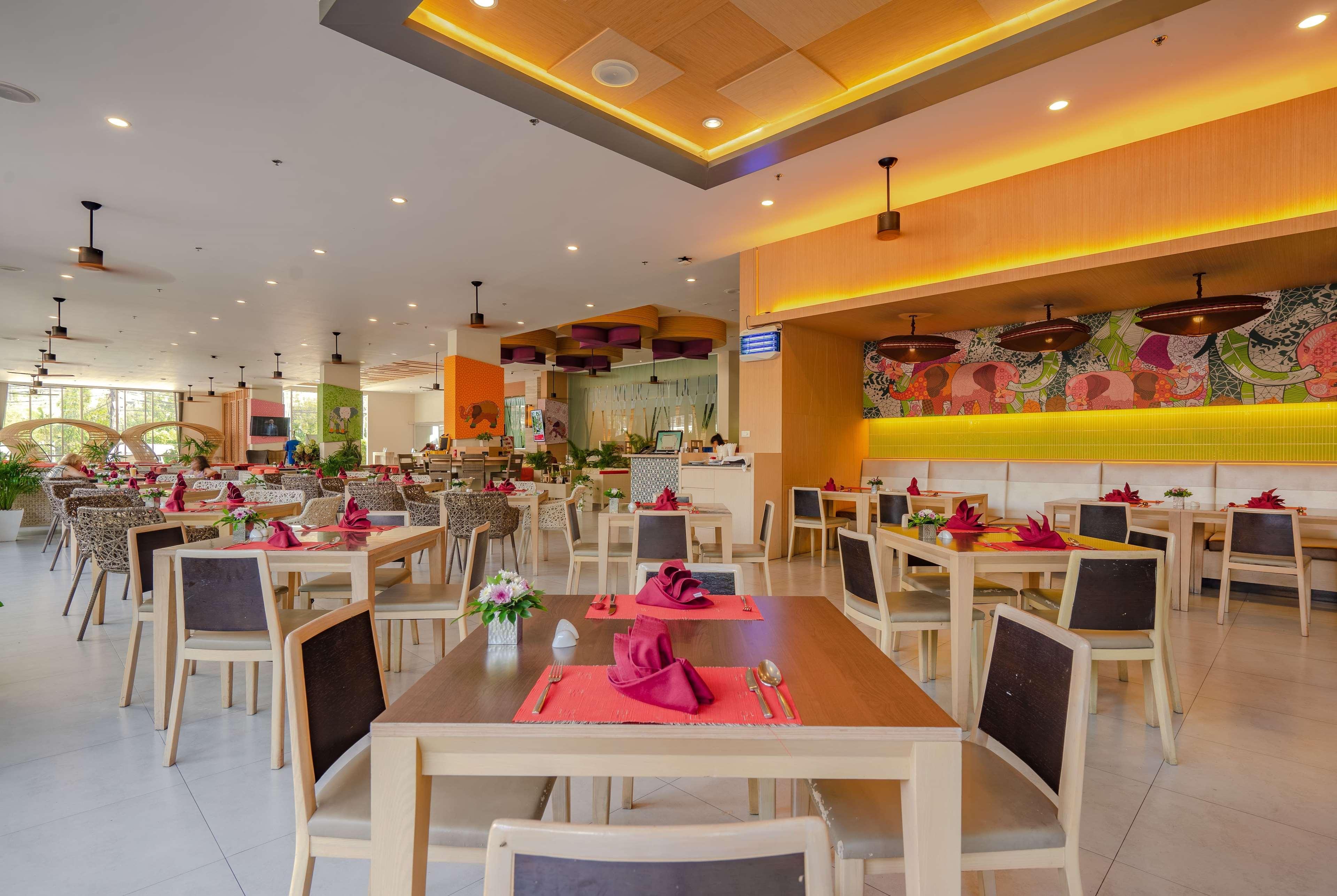Ramada By Wyndham Phuket Deevana Patong Extérieur photo