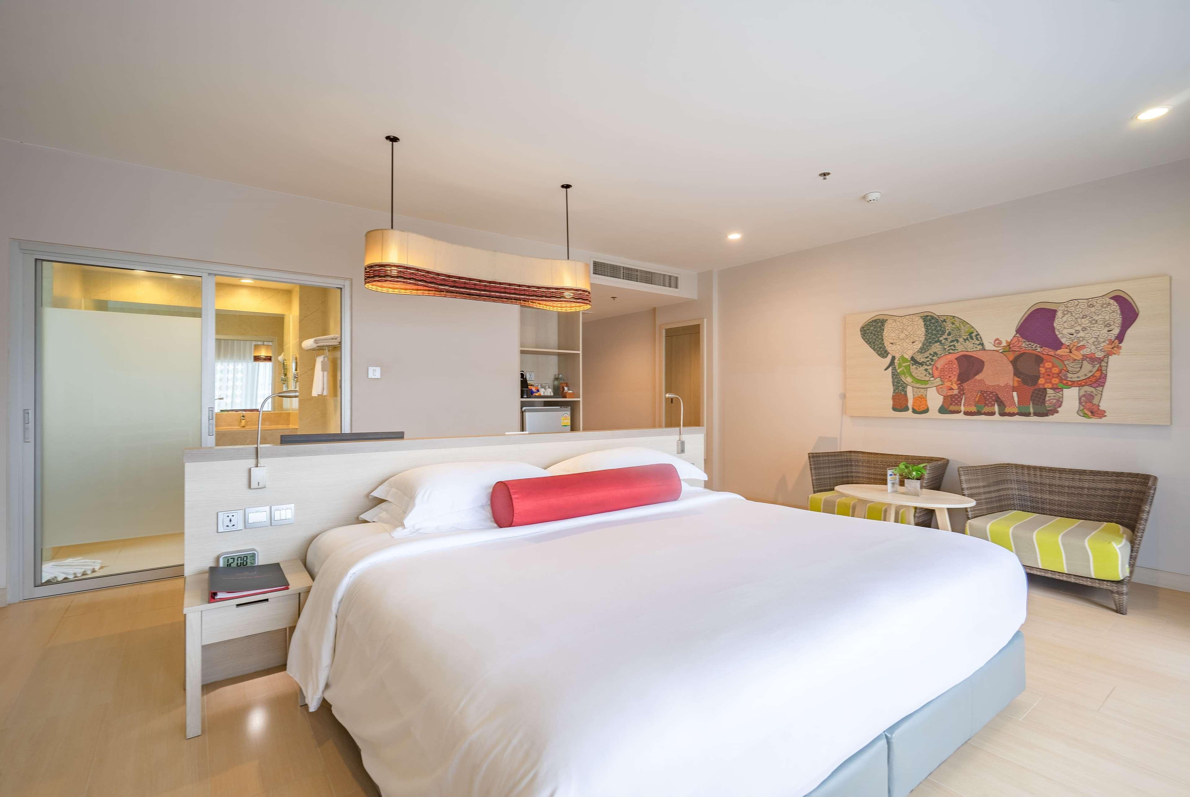 Ramada By Wyndham Phuket Deevana Patong Extérieur photo